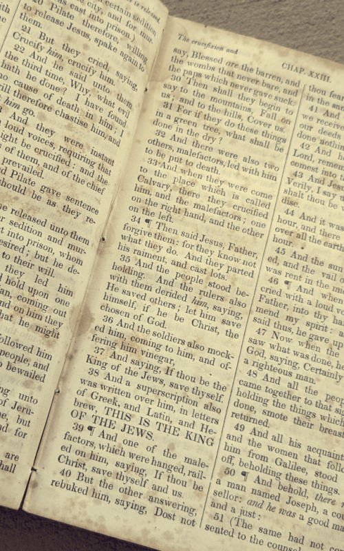 English Bible Luke 23 (Yellow) 
